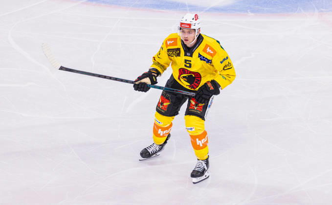 Ice Hockey National League Regular Season: ZSC Lions vs. SC Bern, Zurich, Switzerland, September 15, 2026. No. 5 Ian Mitchell, defenseman, SC Bern Copyright: xAndreasxHaasx