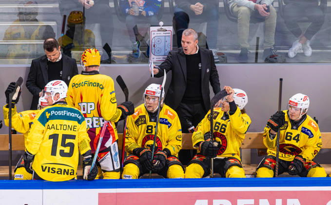 Ice Hockey National League Regular Season: ZSC Lions vs. SC Bern, Zurich, Switzerland, September 15, 2026. SC Bern head coach Serge Aubin on the players bench. In front of him are No. 15 Miro Aaltonen, top scorer Waltteri Merelä, No. 81 Rodrigo Abols, No. 66 Sony Milano, and No. 64 Mats Alge Copyright: xAndreasxHaasx
