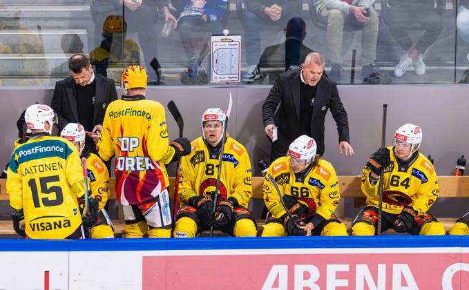 Ice Hockey National League Regular Season: ZSC Lions vs. SC Bern, Zurich, Switzerland, September 15, 2026. SC Bern head coach Serge Aubin on the players bench. In front of him are No. 15 Miro Aaltonen, top scorer Waltteri Merelä, No. 81 Rodrigo Abols, No. 66 Sony Milano, and No. 64 Mats Alge Copyright: xAndreasxHaasx
