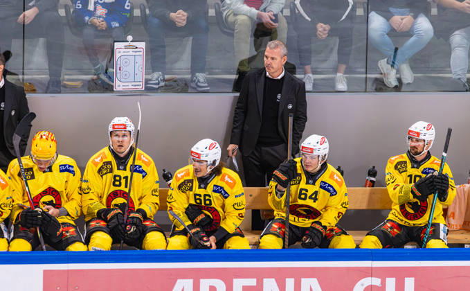 Ice Hockey National League Regular Season: ZSC Lions vs. SC Bern, Zurich, Switzerland, September 15, 2026. SC Bern head coach Serge Aubin on the players bench. In front of him are top scorer Waltteri Merelä, No. 81 Rodrigo Abols, No. 66 Sony Milano, No. 64 Mats Alge, and No. 10 Tristan Scherwey Copyright: xAndreasxHaasx