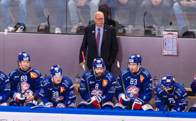 Ice Hockey National League Regular Season: ZSC Lions vs. SC Ber Zurich, Switzerland, September 15, 2026. ZSC Lions head coach Claude Julien on the players bench. In front of him are No. 88 Malte Strömwall, No. 38 Rudolf Balcers, No. 8 Willy Riedi, No. 83 Juho Lammikko, and No. 79 Thierry Bader Copyright: xAndreasxHaasx