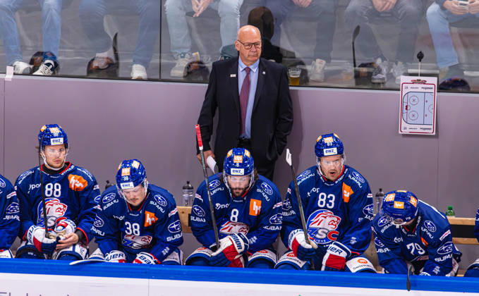 Ice Hockey National League Regular Season: ZSC Lions vs. SC Ber Zurich, Switzerland, September 15, 2026. ZSC Lions head coach Claude Julien on the players bench. In front of him are No. 88 Malte Strömwall, No. 38 Rudolf Balcers, No. 8 Willy Riedi, No. 83 Juho Lammikko, and No. 79 Thierry Bader Copyright: xAndreasxHaasx