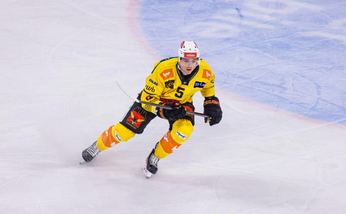 Ice Hockey National League Regular Season: ZSC Lions vs. SC Bern, Zurich, Switzerland, September 15, 2026. No. 5 Ian Mitchell, defenseman, SC Bern Copyright: xAndreasxHaasx