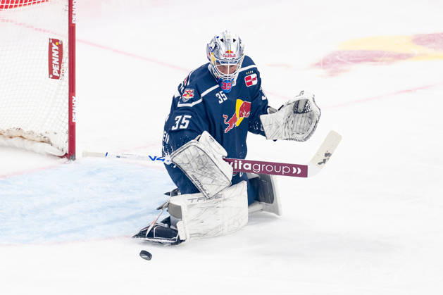 Mathias Niederberger, goaltender, EHC Red Bull Munich, 35, blocking a puck (GER), EHC Red Bull Munich vs. Adler Mannheim, ice hockey, DEL, 2026–2027 season, Matchday 1, September 18, 2026 Photo: HMB Media, Franz Feiner Copyright: HMBxMedia FranzxFeiner