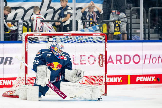 Mathias Niederberger, goaltender, EHC Red Bull Munich, age 35, blocking a puck (GER), EHC Red Bull Munich vs. Adler Mannheim, ice hockey, DEL, 2026–2027 season, Matchday 1, September 18, 2026 Photo: HMB Media, Heike Feiner Copyright: HMBxMedia HeikexFeiner