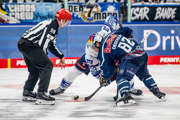 Linesman Jonas Reinold officiates a faceoff between Patrick Brown of Adler Mannheim, No. 38, and Chris DeSousa of EHC Red Bull Munich, No. 82 (GER), EHC Red Bull Munich vs. Adler Mannheim, ice hockey, DEL, 2026–2027 season, Matchday 1, September 18, 2026. Photo: HMB Media, Heike Feiner Copyright: HMBxMedia HeikexFeiner