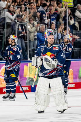 Mathias Niederberger, goalie for EHC Red Bull Munich, 35, celebrates the victory. GER, EHC Red Bull Munich vs. Adler Mannheim, ice hockey, DEL, 2026–2027 season, Matchday 1, September 18, 2026. Photo: HMB Media, Heike Feiner Copyright: HMBxMedia HeikexFeiner