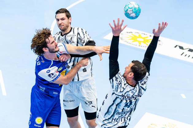 September 18, 2026, GER, Handball, Men, Season 26–27, Opel 1st Division, Matchday 5, ThSV Eisenach vs. THW Kiel: Stephan Seitz (ThSV Eisenach, 44), Hendrik Pekeler (THW Kiel), Domagoj Duvnjak (THW Kiel). 99817 Eisenach, Werner Assmann Hall, Am Sportpark, Thuringia, Germany