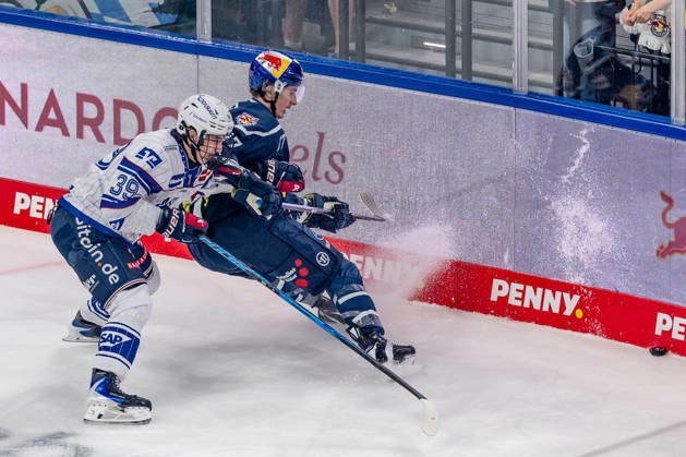 Battle for the Puck: A duel between Max Calce of Adler Mannheim, 39, and Veit Oswald of EHC Red Bull Munich, 27 (GER), EHC Red Bull Munich vs. Adler Mannheim, Ice Hockey, DEL, 2026–2027 Season, Matchday 1, September 18, 2026 Photo: HMB Media, Franz Feiner Copyright: HMBxMedia FranzxFeiner