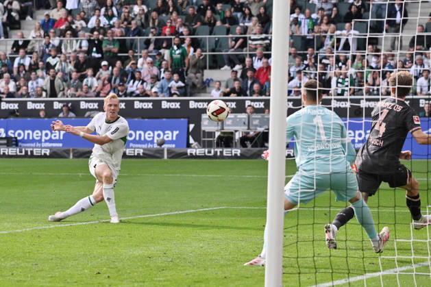 Isac Lidberg of Borussia Mönchengladbach (left) scores the goal on September 19, 2026, Soccer, 1. Bundesliga, 2026–2027 season, Matchday 4, Borussia Mönchengladbach 1 FSV Mainz 05. DFL regulations prohibit any use of photographs as image sequences and or quasi-video. Mönchengladbach, Borussia Park, North Rhine-Westphalia, Germany Team2