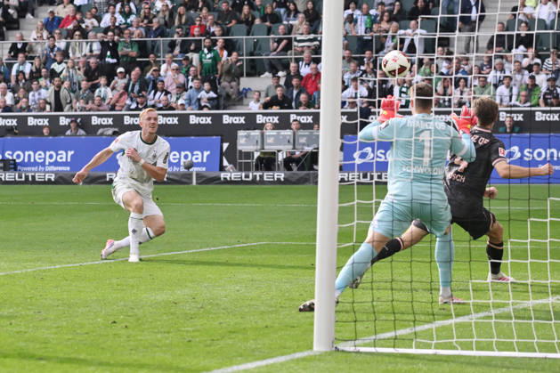 Isac Lidberg of Borussia Mönchengladbach (left) scores the goal on September 19, 2026, Soccer, 1. Bundesliga, 2026–2027 season, Matchday 4, Borussia Mönchengladbach 1 FSV Mainz 05. DFL regulations prohibit any use of photographs as image sequences and or quasi-video. Mönchengladbach, Borussia Park, North Rhine-Westphalia, Germany Team2