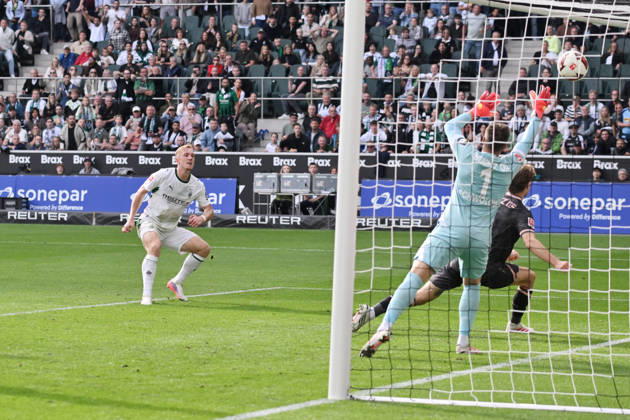 Isac Lidberg of Borussia Mönchengladbach (left) scores the goal on September 19, 2026, Soccer, 1. Bundesliga, 2026–2027 season, Matchday 4, Borussia Mönchengladbach 1 FSV Mainz 05. DFL regulations prohibit any use of photographs as image sequences and or quasi-video. Mönchengladbach, Borussia Park, North Rhine-Westphalia, Germany Team2