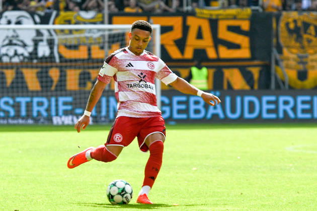 Steven van der Sloot, Fortuna Düsseldorf, No. 2 with the ball, game scene, cropped, full-body, single frame, action, September 19, 2026, Aachen, Germany, soccer, 3rd Division, TSV Alemannia Aachen vs. Fortuna Düsseldorf, soccer, 3. Liga, TSV Alemannia Aachen vs. Fortuna Düsseldorf, DFB and DFL regulations prohibit any use of photographs as image sequences and or quasi-video xmhx