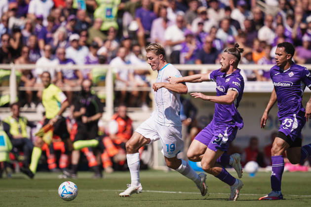 NapoliÕs Rasmus Hojlund fights for the ball with FiorentinaÕs Radu Dragusin during the Serie A soccer match between Fiorentina and Napoli at the Artemio Franchi Stadium in Florence, north Italy - Sunday, September 20, 2026 - Copyright: xMassimoxPaolone LaPressex