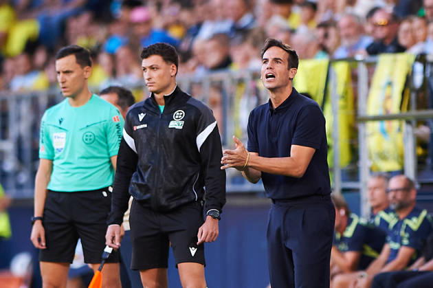 Head coach Inigo Perez of Villarreal CF during the LaLiga EA Sports match between Villarreal CF and Levante UD at Estadio de la Cerámica on September 20, 2026, in Villarreal, Spain