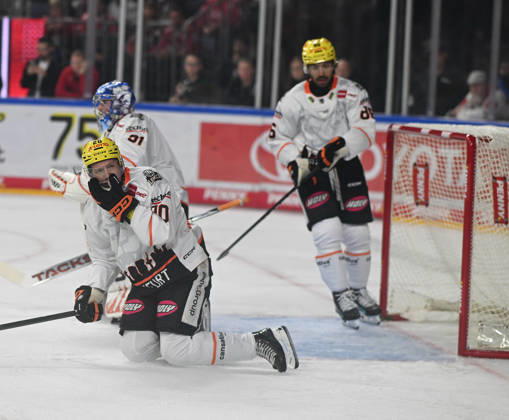 August 9, 2026, xophax, KEC, Ice Hockey, Haie LanxessArena: Kölner Haie vs. Löwen Frankfurt; from left to right: Fabio Kose, Adam Scheel, Cameron Brace—all from Frankfurt; Cologne