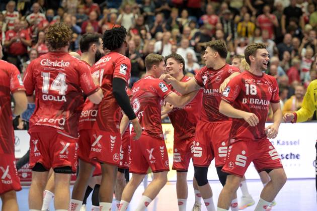 Celebrations and joy after the victory: Johannes Golla (MT Melsungen 14), Aaron Mensing (MT Melsungen 33 M), Florian Drosten (MT Melsungen 18 R), GER, MT Melsungen vs. SC Magdeburg, Handball, 1st Bundesliga, Matchday 5, 2026–2027 season, September 20, 2026, GER, MT Melsungen vs. SC Magdeburg, Handball, 1st Bundesliga, Matchday 5, 2026–2027 season, September 20, 2026, Kassel Copyright: xEibner-Pressefotox xRolandxSippelx EP_RSL