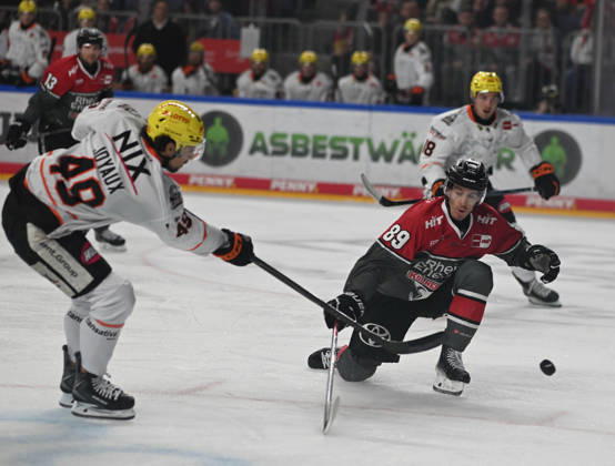 August 9, 2026, xophax, KEC, Ice Hockey, Haie LanxessArena: Kölner Haie vs. Löwen Frankfurt. From left to right: Michael Joyaux (Frankfurt) and Gregor Macleod (KEC Köln), Cologne