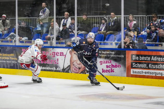 Battle for the Puck: A duel between Aleandro Angaran of the Eisbären Regensburg, 21, and Denis Pfaffengut of the Towerstars Ravensburg, 76, GER, Ravensburg Towerstars vs. Eisbären Regensburg, Ice Hockey, DEL2 Regular Season, Matchday 2, 2026–2027 Season, September 20, 2026, GER, Ravensburg Towerstars vs. Eisbären Regensburg, Ice Hockey, DEL2 Regular Season, Matchday 2, 2026–2027 season, September 20, 2026, Ravensburg Copyright: xEibner-Pressefoto MaximilianxRistx EP_MRT