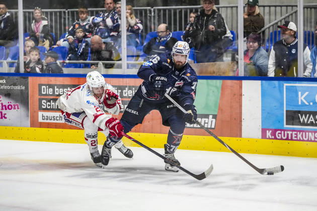 Battle for the Puck: A duel between Aleandro Angaran of the Eisbären Regensburg, 21, and Denis Pfaffengut of the Towerstars Ravensburg, 76, GER, Ravensburg Towerstars vs. Eisbären Regensburg, Ice Hockey, DEL2 Regular Season, Matchday 2, 2026–2027 Season, September 20, 2026, GER, Ravensburg Towerstars vs. Eisbären Regensburg, Ice Hockey, DEL2 Regular Season, Matchday 2, 2026–2027 season, September 20, 2026, Ravensburg Copyright: xEibner-Pressefoto MaximilianxRistx EP_MRT