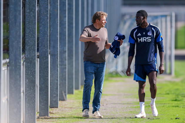 September 23, 2026, Soccer, FC Schalke 04 training session; Director of Professional Soccer Youri Mulder of FC Schalke 04 gesturing next to Bryan Lasme of FC Schalke 04; Gelsenkirchen; FC Schalke 04 training facility; NRW, Germany; xRHR PHOTO YYx Copyright: RHR-FOTOx RHR-FOTO YY