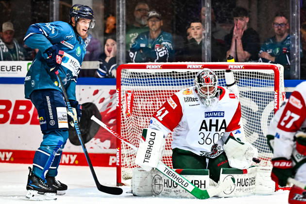 Maximilian Eisenmenger, Iserlohn Roosters, 41; Peyton Jones, Augsburger Panther, 41, GER, Iserlohn Roosters vs. Augsburger Panther, ice hockey, Penny DEL, Matchday 3, 2026–2027 season, September 24, 2026, GER, Iserlohn Roosters vs. Augsburger Panther, Ice Hockey, Penny DEL, Matchday 3, 2026–2027 Season, September 24, 2026, Iserlohn Copyright: xJonasxBrockmann Eibner-Pressefotx EP_JBN