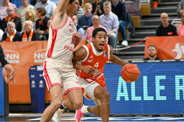 Armaan Franklin, RASTA Vechta, 04 on the ball against Yuval Hochstadter, Bamberg Baskets, 66 RASTA Vechta vs. Bamberg Baskets, easyCredit Basketball Bundesliga, Matchday 2, 2026–2027 season, September 24, 2026, RASTA Vechta vs. Bamberg Baskets, easyCredit Basketball Bundesliga, Matchday 2, 2026–2027 season, September 24, 2026, Vechta Copyright: xEibner-Pressefoto RobertxGertzenx EP_RGN