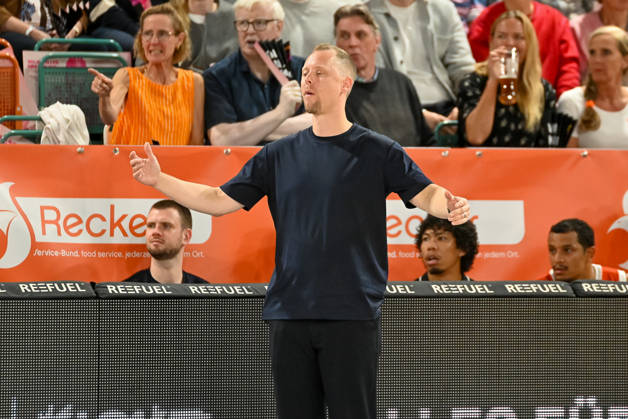 Christian Held, RASTA Vechta coach, gestures in disbelief. RASTA Vechta vs. Bamberg Baskets, easyCredit Basketball Bundesliga, Matchday 2, 2026–2027 season, September 24, 2026, RASTA Vechta vs. Bamberg Baskets, easyCredit Basketball Bundesliga, Matchday 2, 2026–2027 season, September 24, 2026, Vechta Copyright: xEibner-Pressefoto RobertxGertzenx EP_RGN