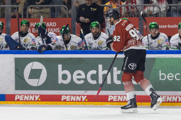 Former Berlin player Marcel Noebel of the Koelner Haie, No. 92, skates past the bench of his former teammates after scoring a goal. Koelner Haie vs. Eisbaeren Berlin, ice hockey, Penny DEL, Matchday 3, 2026–2027, September 25, 2026, Kölner Haie vs. Eisbären Berlin, Ice Hockey, Penny DEL, Matchday 03, 2026–2027, September 25, 2026, Cologne Copyright: xEibner-Pressefoto GerhardxWingenderx EP_GWR