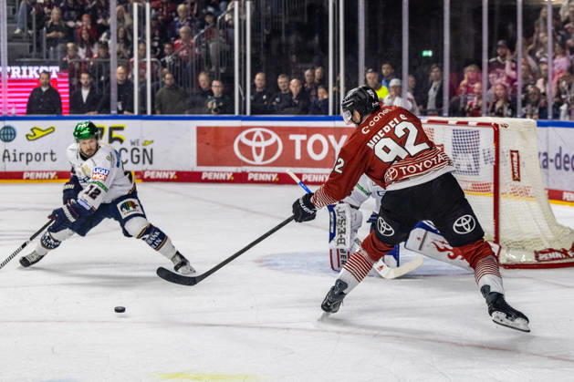 Former Berlin player Marcel Noebel s Kölner Haie, 92 vs. Eric Mik s Eisbären Berlin, 12 in front of Jack LaFontaine s goal, Eisbären Berlin, 45 Kölner Haie vs. Eisbären Berlin, ice hockey, Penny DEL, Matchday 03, 2026–2027, September 25, 2026, Kölner Haie vs. Eisbären Berlin, ice hockey, Penny DEL, Matchday 03, 2026–2027, September 25, 2026, Cologne Copyright: xEibner-Pressefoto GerhardxWingenderx EP_GWR