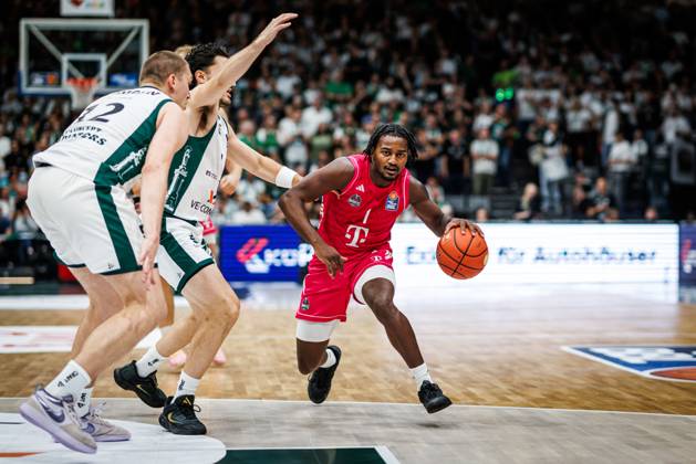 John Michael Wright of Telekom Baskets Bonn goes head-to-head with Clay Guillozet of the Gladiators Trier and Marten Linssen of the Gladiators Trier; Action: Vet Concept Gladiators Trier vs. Telekom Baskets Bonn, Basketball, easyCredit BBL, Matchday 2, 2026–2027 Season, September 25, 2026, Vet Concept Gladiators Trier vs. Telekom Baskets Bonn, Basketball, easyCredit BBL, Matchday 2, 2026–2027 Season, September 25, 2026 Copyright: xEibnerxPressefotox EP_ANS