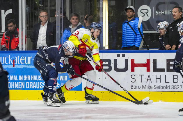Battle for the Puck: Face-off between Matej Mrazek of the Ravensburg Towerstars, 21, and Levi Holzhausen of the Düsseldorf EG, 3, GER, Ravensburg Towerstars vs. Düsseldorf EG, Ice Hockey, DEL2 Regular Season, Matchday 3, 2026–2027 Season, September 25, 2026, GER, Ravensburg Towerstars vs. Düsseldorf EG, Ice Hockey, DEL2 Regular Season, Matchday 3, 2026–2027 Season, September 25, 2026, Ravensburg Copyright: xEibner-Pressefoto MaximilianxRistx EP_MRT