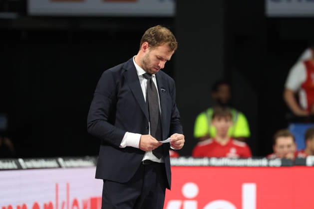 Anton Gavel, head coach of FC Bayern Basketball, looks at a piece of paper, GER, FC Bayern Basketball vs. Alba Berlin, basketball, easycredit Basketball Bundesliga, Matchday 23, 2026–2027 season, September 26, 2026, GER, FC Bayern Basketball vs. Alba Berlin, basketball, easycredit Basketball Bundesliga, Matchday 23, 2026–2027 season, September 26, 2026, Munich Copyright: xEibner-Pressefoto JennixMaulx EP_JML