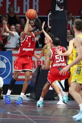 MarJon Beauchamp, FC Bayern Basketball, No. 03, with the ball, with Austin Wiley, FC Bayern Basketball, No. 50, GER, FC Bayern Basketball vs. Alba Berlin, Basketball, easycredit Basketball Bundesliga, Matchday 23, 2026–2027 Season, September 26, 2026, GER, FC Bayern Basketball vs. Alba Berlin, Basketball, easycredit Basketball Bundesliga, Matchday 23, 2026–2027 season, September 26, 2026, Munich Copyright: xEibner-Pressefoto JennixMaulx EP_JML