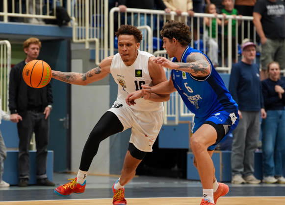 Isaiah Sanders (ETB Miners Essen), No. 10, in a one-on-one battle with Booker Coplin (HAKRO Merlins Crailsheim), No. 6 GER, ETB Miners Essen vs. HAKRO Merlins Crailsheim, Barmer 2 Basketball Bundesliga, ProA, Matchday 1, 2026–27 Season, Sportpark am Hallo, Essen, September 26, 2026 ETB Miners Essen vs. HAKRO Merlins Crailsheim ProA Matchday 1 September 26, 2026 Essen Copyright: xEibner-Pressefoto ScottxColemanx EP_SCN