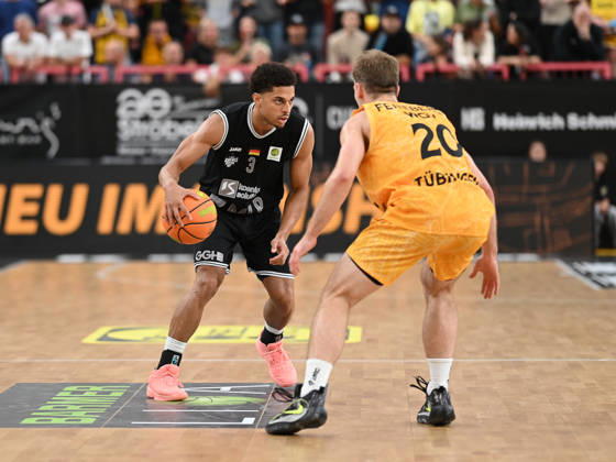 Kevin McClain, MLP Academics Heidelberg (03), vs. Simon Feneberg, Tigers Tübingen (20), GER, Tigers Tübingen vs. MLP Academics Heidelberg, Basketball, ProA, Matchday 1, 2026–2027 Season, September 26, 2026 GER, Tigers Tübingen vs. MLP Academics Heidelberg, Basketball, ProA, Matchday 1, 2026–2027 season, September 26, 2026 Tigers Tübingen Copyright: xEibner-Pressefoto NicolasxWoernx EP_NWN