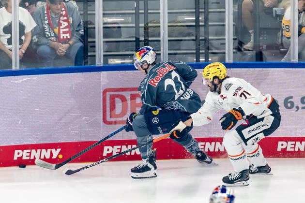 Battle for the Puck: Face-off between Veit Oswald (EHC Red Bull Munich, 27) and Linus Froeberg (Loewen Frankfurt, 71, GER), EHC Red Bull Munich vs. Loewen Frankfurt Ice Hockey, DEL, 2026–2027 Season, Matchday 4, September 27, 2026 Photo: HMB Media, Franz Feiner Copyright: HMBxMedia FranzxFeiner