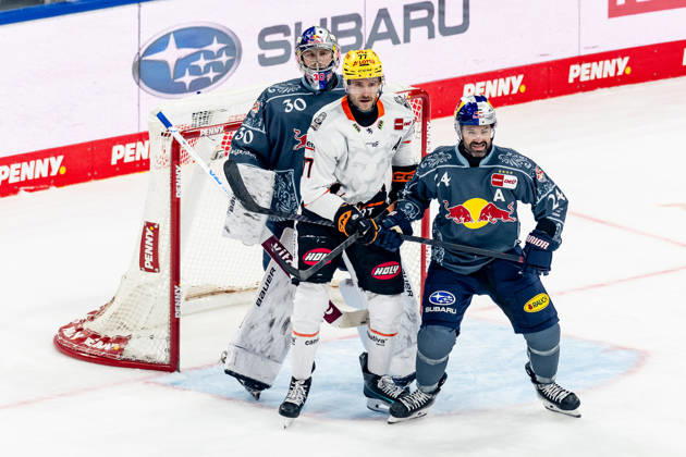 Ryan Murphy (EHC Red Bull Munich), No. 24, defends against Daniel Pfaffengut (Loewen Frankfurt), No. 77, in front of the goal of Antoine Bibeau, goaltender for EHC Red Bull Munich, No. 30 (GER), EHC Red Bull Munich vs. Löwen Frankfurt Ice Hockey, DEL, 2026–2027 Season, Matchday 4, September 27, 2026 Photo by HMB Media, Franz Feiner Copyright: HMBxMedia FranzxFeiner