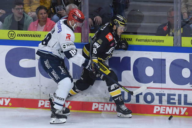 Ice Hockey: Penny DEL, Matchday 4—Krefeld Pinguine vs. Schwenninger Wild Wings on September 27, 2026, at the Yayla Arena in Krefeld. Eric Cornel (Schwenningen), on the left, Tanner Kero (Krefeld); on the right, In accordance with the regulations of the DEL (German Ice Hockey League), the publication and further use of the footage in electronic media and on all types of devices is not permitted during the game in progress. xRx