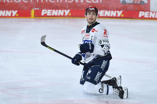 Ice Hockey: DEL Matchday 4—Krefeld Pinguine vs. Schwenninger Wild Wings on September 27, 2026, at the Yayla Arena in Krefeld. Celebration of the 0–1 goal scored by Kyle Platzer of Schwenningen. In accordance with the guidelines of the DEL (German Ice Hockey League), the publication and further use of the footage in electronic media and on devices of any kind is not permitted while the game is in progress xRx