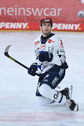 Ice Hockey: DEL Matchday 4—Krefeld Pinguine vs. Schwenninger Wild Wings on September 27, 2026, at the Yayla Arena in Krefeld. Celebration of the 0–1 goal scored by Kyle Platzer of Schwenningen. In accordance with the guidelines of the DEL (German Ice Hockey League), the publication and further use of the footage in electronic media and on devices of any kind is not permitted while the game is in progress xRx
