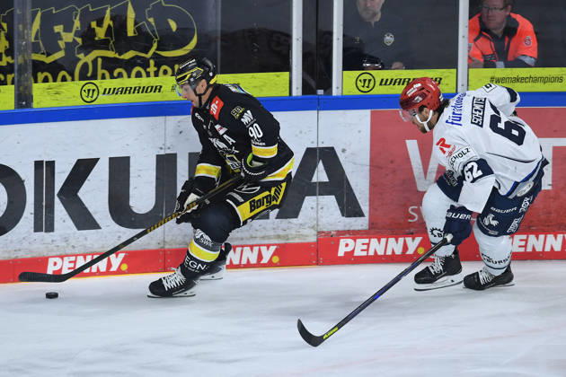 Ice Hockey Penny DEL, Matchday 4: Krefeld Pinguine vs. Schwenninger Wild Wings on September 27, 2026, at the Yayla Arena in Krefeld. Adam Payerl (Krefeld), left: Thomas Schemitsch (Schwenningen); right: In accordance with the regulations of the DEL (German Ice Hockey League), the publication and further use of the footage in electronic media and on devices of any kind during the game in progress is not permitted xRx