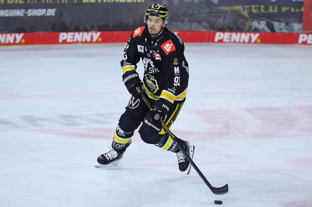 Ice Hockey: DEL Matchday 4—Krefeld Pinguine vs. Schwenninger Wild Wings on September 27, 2026, at the Yayla Arena in Krefeld. Stuart Percy, Krefeld. In accordance with the guidelines of the DEL (German Ice Hockey League), the publication and further use of the footage in electronic media and ondevices of any kind is not permitted while the game is in progress xRx