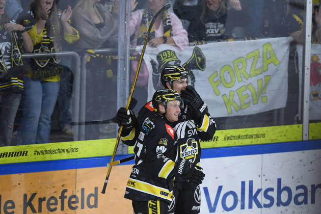 Hockey: DEL Matchday 4—Krefeld Pinguine vs. Schwenninger Wild Wings on September 27, 2026, at the Yayla Arena in Krefeld. Celebration of the 1-1 goal by Adam Payerl (Krefeld). In accordance with the guidelines of the DEL (German Ice Hockey League), the publication and furtherof the footage in electronic media and on devices of any kind is not permitted during the game in progress xRx