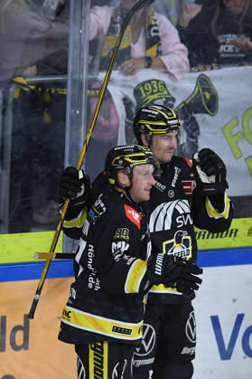 Hockey: DEL Matchday 4—Krefeld Pinguine vs. Schwenninger Wild Wings on September 27, 2026, at the Yayla Arena in Krefeld. Celebration of the 1-1 goal by Adam Payerl (Krefeld). In accordance with the guidelines of the DEL (German Ice Hockey League), the publication and furtherof the footage in electronic media and on devices of any kind is not permitted during the game in progress xRx