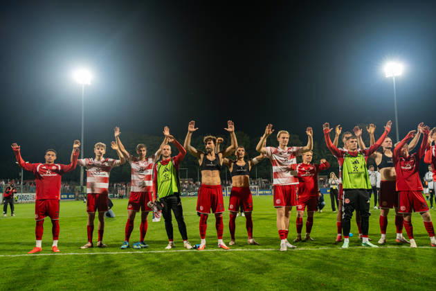 Steven van der Sloot, Fortuna Düsseldorf, 02; Elias Arden, Fortuna Düsseldorf, 38; Tim Oberdorf, Fortuna Düsseldorf, 15; Jorrit Hendrix, Fortuna Düsseldorf, 08, Fabian Schleusener, Fortuna Düsseldorf, 24, Matthias Zimmermann, Fortuna Düsseldorf, 25, Lukas Bornschein, Fortuna Düsseldorf, 04, Andreas Mueller, Fortuna Düsseldorf, 06, Erik Wekesser, Fortuna Düsseldorf, 07, Eric Hottmann, Fortuna Düsseldorf, 09, stand with their arms raised in front of the fans; Fortuna Düsseldorf vs. Schwarz-Weiss Alstaden, soccer, Lower Rhine Cup, 2nd round, 2026–27 season, September 23, 2026, DFL regulations prohibit any use of photographs as image sequences and or quasi-video. Fortuna Düsseldorf vs. Schwarz-Weiss Alstaden, soccer, Lower Rhine Cup, 2nd round, 2026–27 season, September 23, 2026, Düsseldorf Copyright: xEibner-Pressefoto LukasxBaldygax EP_LBA