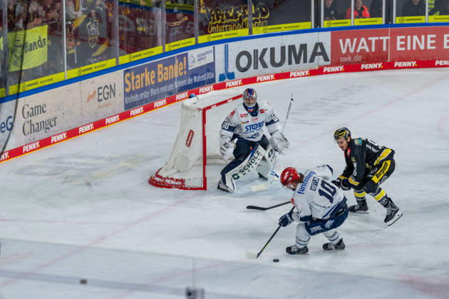 Joacim Eriksson, Schwenninger Wild Wings, 60; Mirko Hoefflin, Schwenninger Wild Wings, 10, in a one-on-one battle with Mathew Santos, Krefeld Pinguine, 95; Krefeld Pinguine vs. Schwenninger Wild Wings, ice hockey, PENNY DEL, Matchday 4, 2026–2027 season, September 27, 2026 Krefeld Pinguine vs. Schwenninger Wild Wings, Ice Hockey, PENNY DEL, Matchday 4, 2026–2027 season, September 27, 2026, Krefeld Copyright: xEibner-Pressefoto LukasxBaldygax EP_LBA