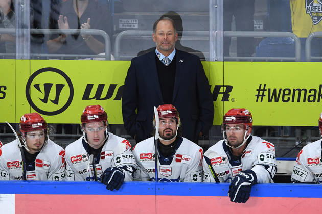 Ice Hockey: Penny DEL, Matchday 4—Krefeld Pinguine vs. Schwenninger Wild Wings on September 27, 2026, at the Yayla Arena in Krefeld. Steve Walker, Head Coach of Schwenningen, Note: According to the regulations of the DEL (German Ice Hockey League), the publication and further use of the footage in electronic media and on devices of any kind during the game is not permitted. xRx