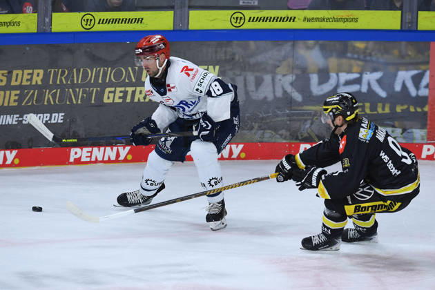 Ice Hockey Penny DEL, Matchday 4: Krefeld Pinguine vs. Schwenninger Wild Wings on September 27, 2026, at the Yayla Arena in Krefeld. Eric Cornel, Schwenningen, on the left, Adam Payerl (Krefeld); on the right, In accordance with the regulations of the DEL (German Ice Hockey League), the publication and reuse of the footage in electronic media and on devices of any kind during the game is not permitted. xRx