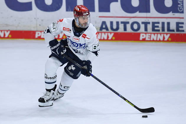 Ice Hockey: DEL Matchday 4—Krefeld Pinguine vs. Schwenninger Wild Wings on September 27, 2026, at the Yayla Arena in Krefeld. Sebastian Uvira, Schwenningen. In accordance with the guidelines of the DEL (German Ice Hockey League), the publication and further use of the footage in electronic media and devices of any kind is not permitted during the game xRx